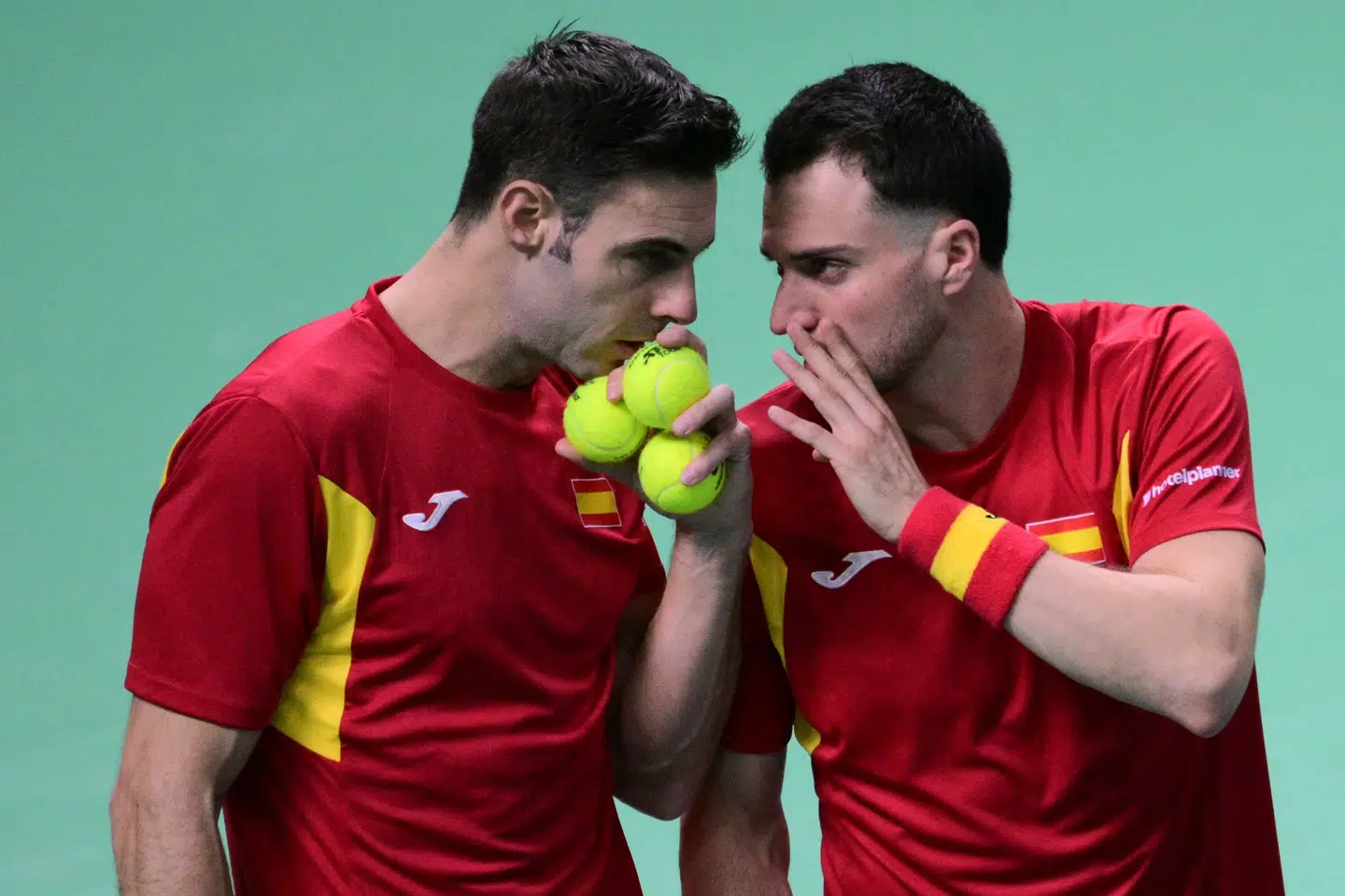 Marcel Granollers og Pedro Martinez vandt den afgørende double i Spaniens Davis Cup-semifinale mod Tyskland.