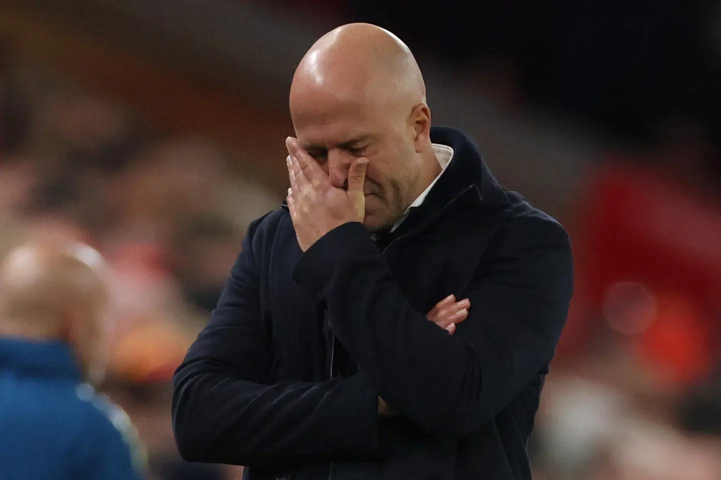 Arne Slot havde tre gode grunde til at skære en grimasse lørdag eftermiddag. Så mange mål lukkede hans mandskab ind mod bundholdet Nottingham Forest.