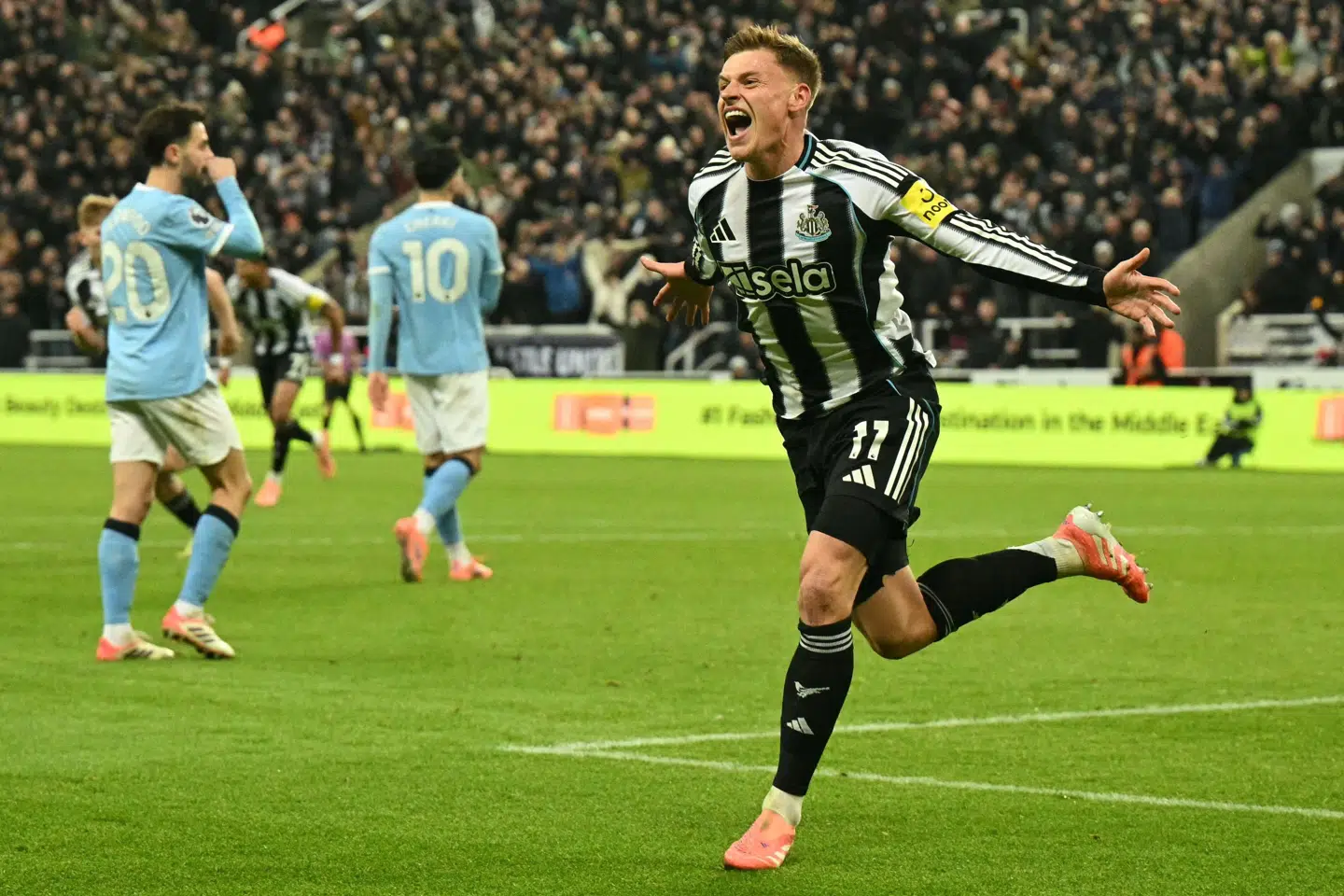 Harvey Barnes blev den store helt for Newcastle med to mål mod Manchester City.