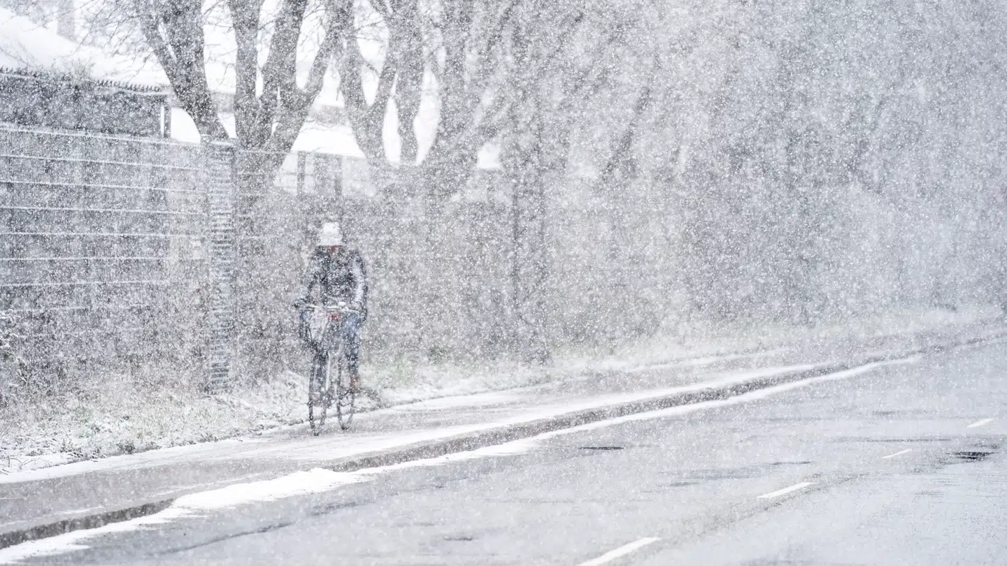 Vi kigger endnu engang ind i noget af et vejrskifte søndag til mandag.