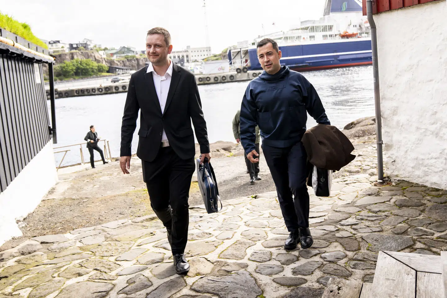 Den grønlandske regeringsleder Jens-Frederik Nielsen (til venstre) forsvarede torsdag sin ministerkollega Múte B. Egedes ret til at kalde den såkaldte spiralsag for et folkedrab. Her ses de to grønlandske politikere ved et kontaktudvalgsmøde på Færøerne. (Arkivfoto).