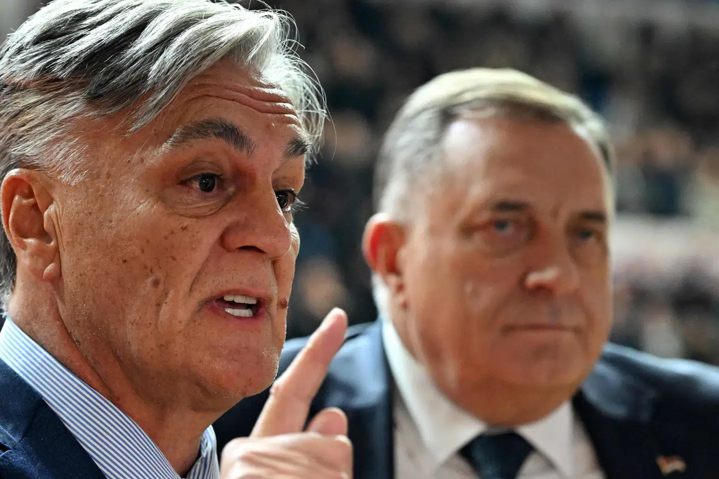 Den afsatte præsident, Milorad Dodik (i baggrunden), har ført valgkamp for at støtte sin partifælle Sinisa Karan, der er en af de to førende kandidater ved søndagens valg i Republika Srpska. Valget kommer i utide, efter Dodik blev tvunget væk fra posten på grund af en fængselsdom.