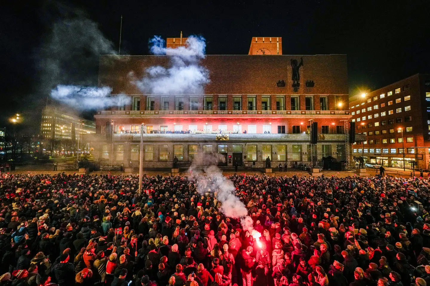Titusindvis af nordmænd hyldede det norske fodboldlandshold på rådhuset i Oslo, at VM-billetten blev sikret.
