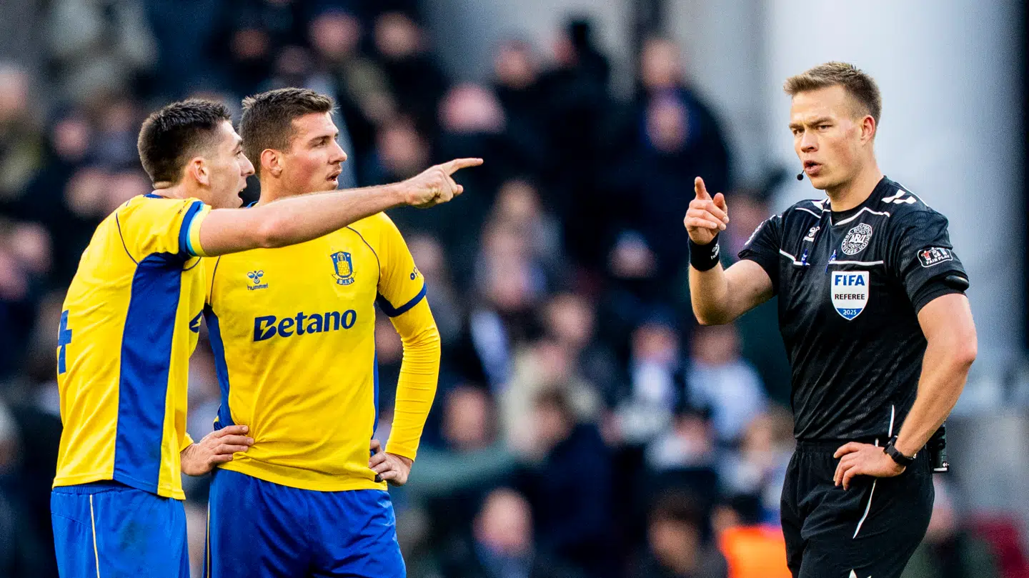 Brøndbys Luis Binks og Jordi Vanlerberghe i diskussion med dommer Jacob Karlsen.