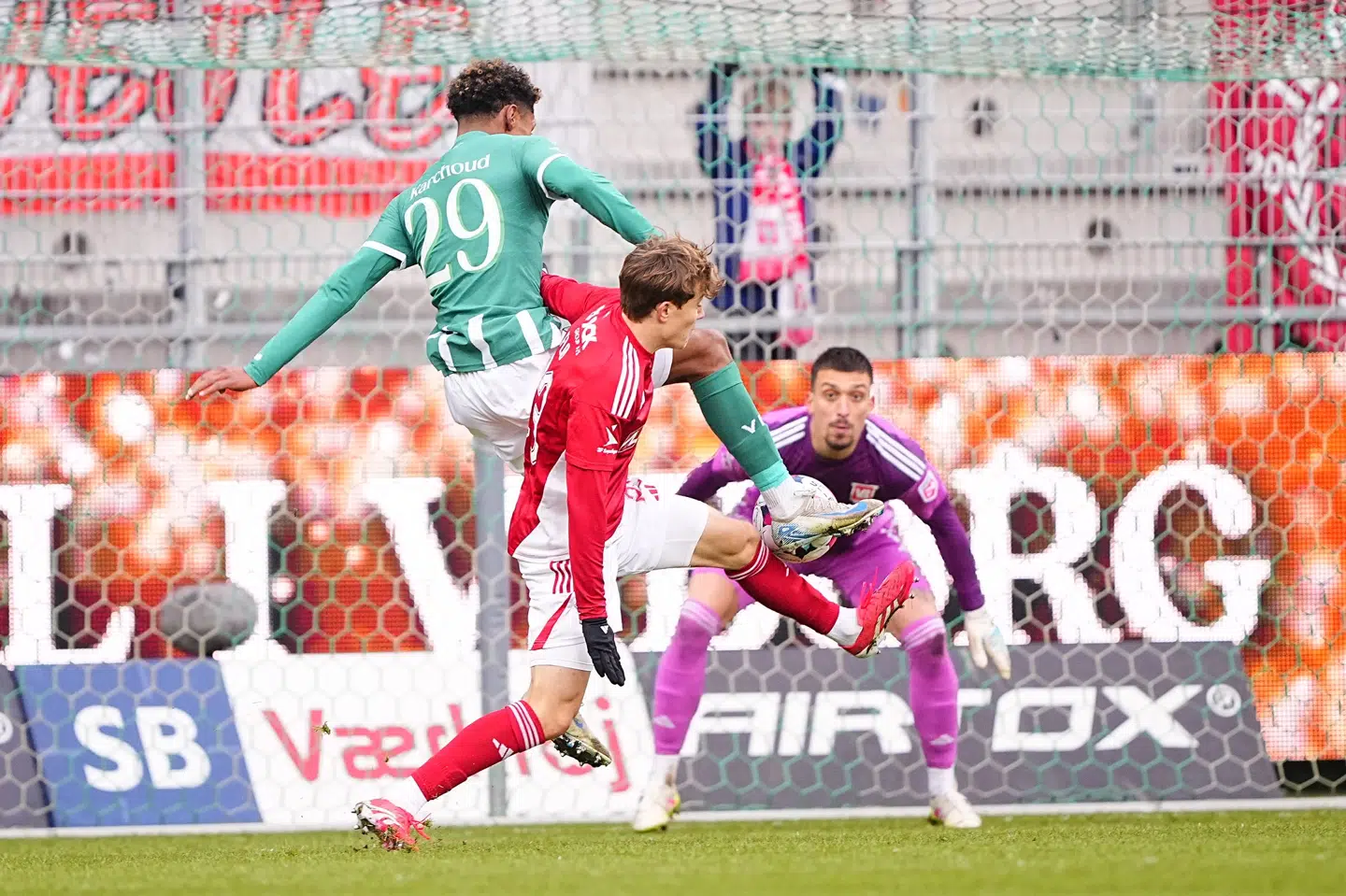 Sami Jalal presser sig foran Lasse Flø og bringer Viborg på 2-1 på hjemmebane.