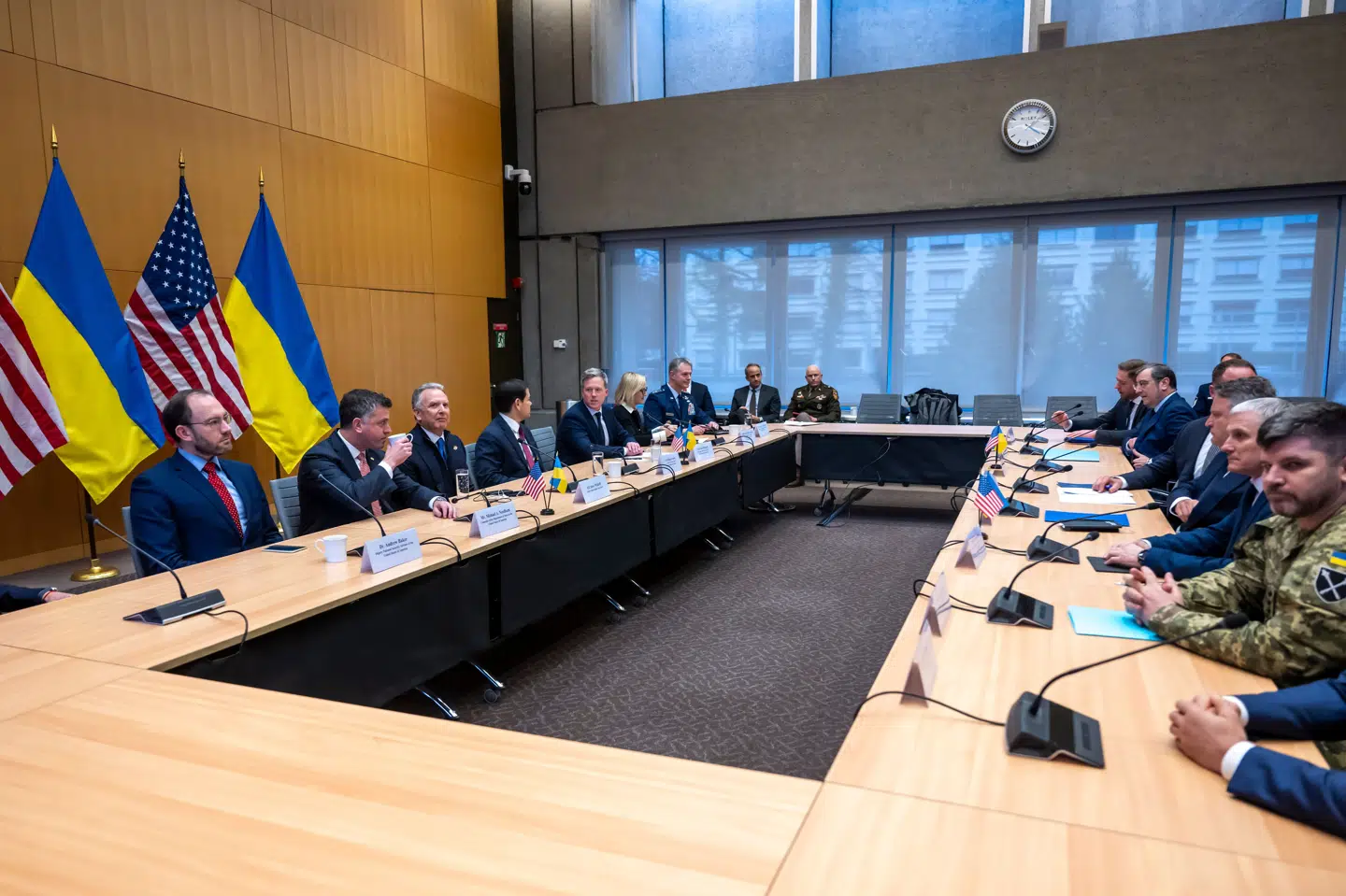 En amerikansk og ukrainsk delegation befinder sig søndag i Schweiz, hvor en fredsplan for Ukraine bliver drøftet.