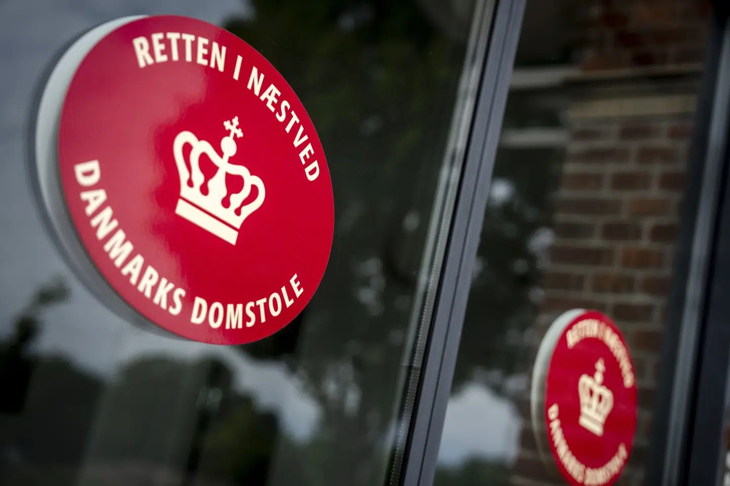 En dommer ved Retten i Næstved besluttede søndag at varetægtsfængsle fire personer i sag om narko og skyderi. De tre blev sigtet for narkokriminalitet, imens den sidste blev sigtet for drabsforsøg ifølge anklager. (Arkivfoto).