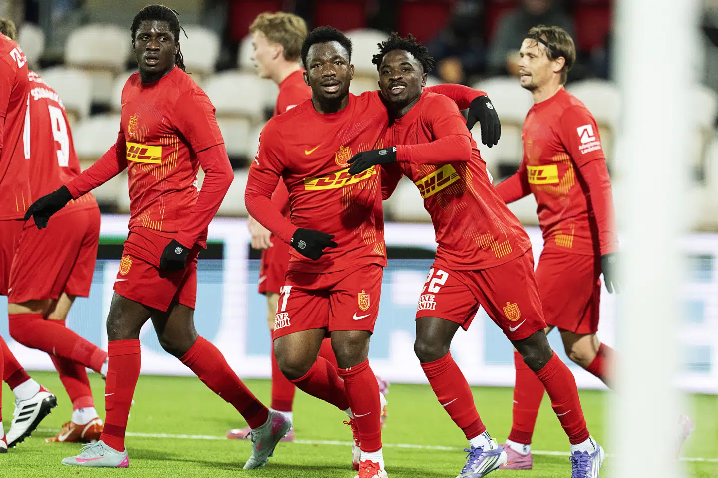 FC Nordsjællands spillere fejrer Levy Nenes mål til 2-0.