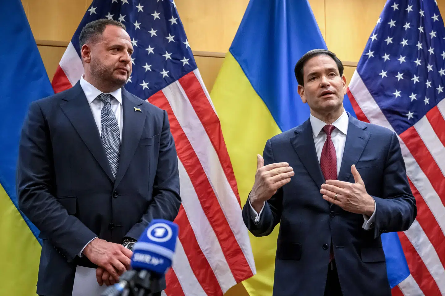 USA's udenrigsminister, Marco Rubio og leder af den ukrainske delegation Andrij Jermak holder søndag pressemøde i Genève efter drøftelser om fredsplan.