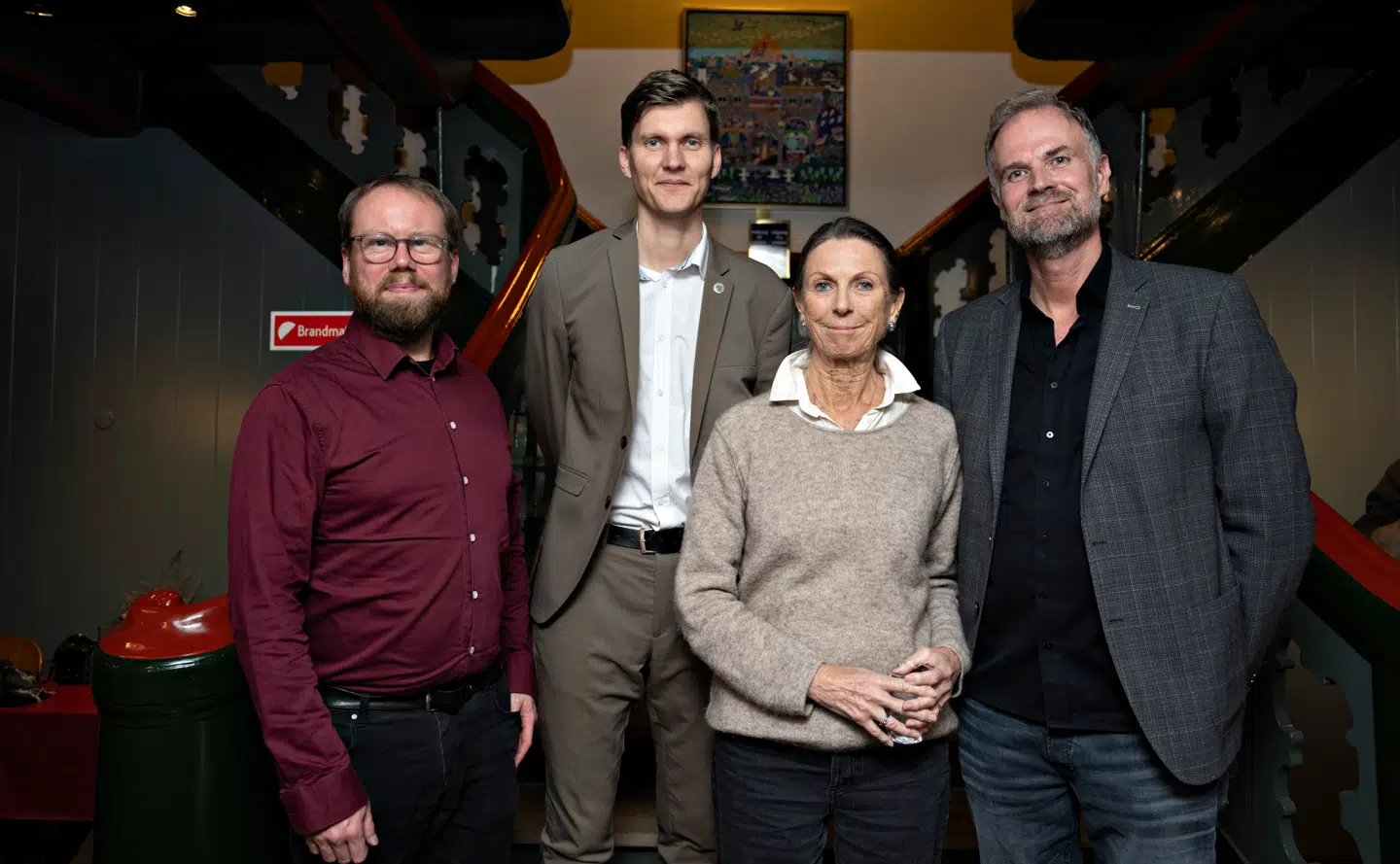 Søndag eftermiddag blev det først meldt ud, at socialdemokraten Lasse Frimand (bagerst) alligevel ikke skulle fortsætte som borgmester i Aalborg. Nogle timer senere generobrede han så posten alligevel. Her ses han med den nye valggruppe på Aalborgs gamle rådhus.