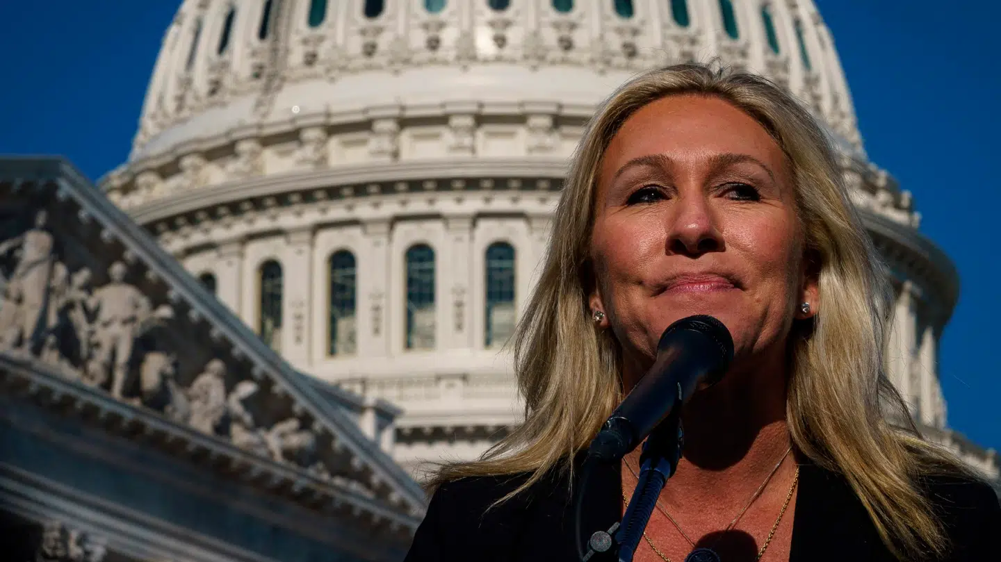 Greene var tidligere en af præsident Donald Trumps mest trofaste støtter og har været en frontfigur i Trumps politiske Maga-bevægelse.