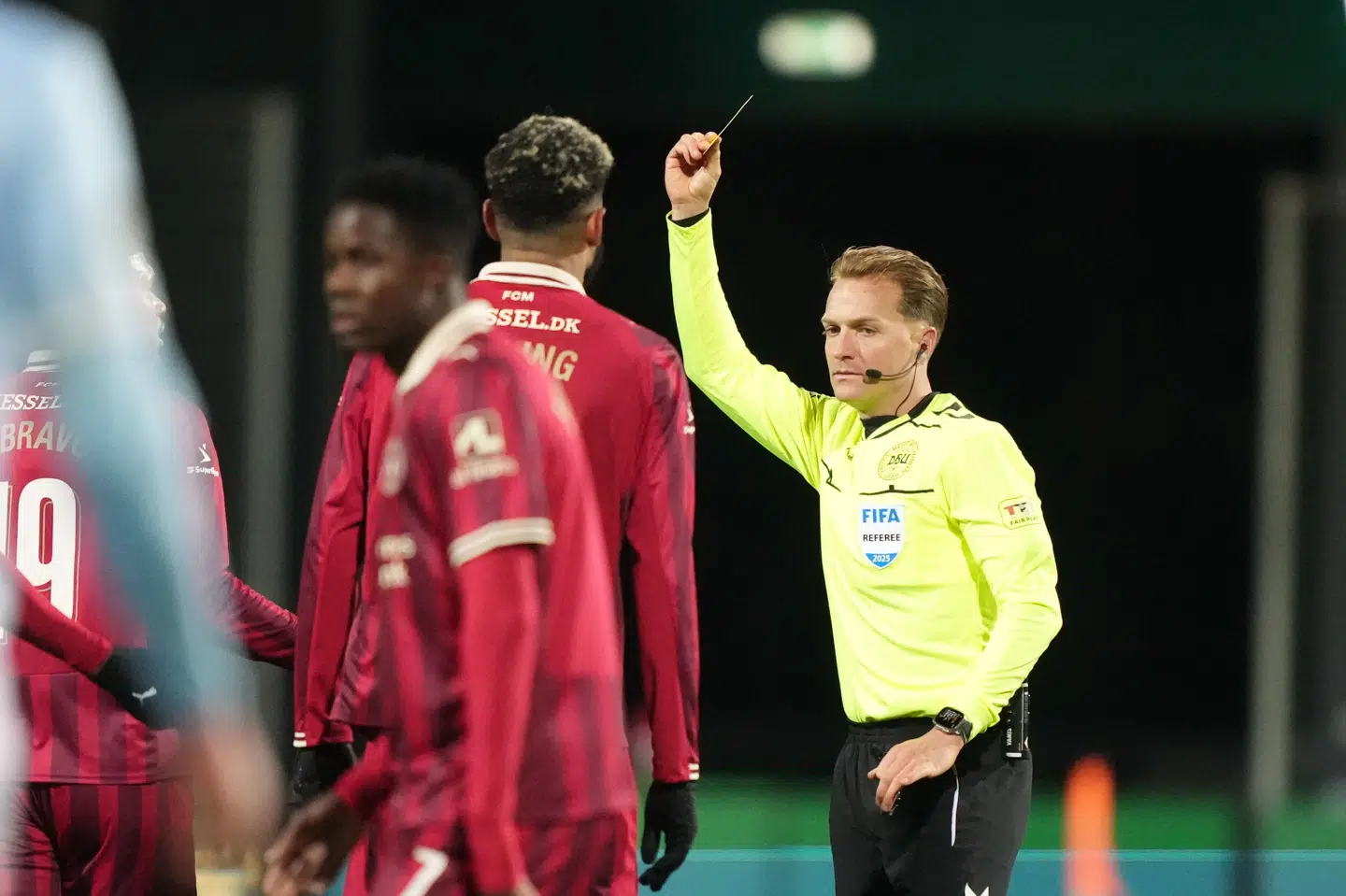 Philip Billing fik rødt kort i slutminutterne efter at have modtaget sin anden advarsel.