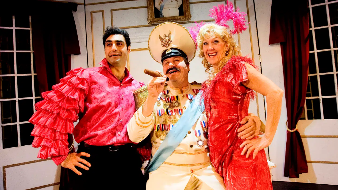 Vivienne McKee (th.) grundlagde London Toast Theatre, der siden 1982 har opført Crazy Christmas Cabaret. Billedet her er fra forestillingen 'Look No Hans!' i Tivoli i 2005.