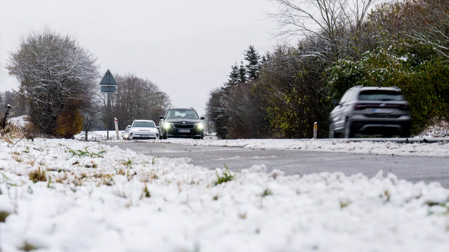 Mandag byder på både snevejr, regn og sandsynligvis meget glatte veje. (arkivfoto)