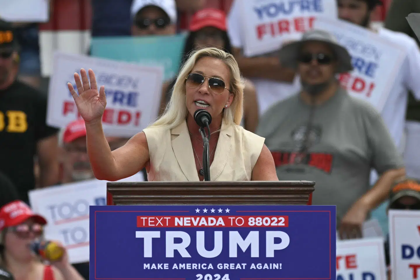 Republikaneren Marjorie Taylor Greene talte i november sidste år under et vælgermøde for USA's præsident, Donald Trump. Efter at Trump har trukket sin støtte til hende, har hun meddelt, at hun forlader Kongressen. (Arkivfoto).