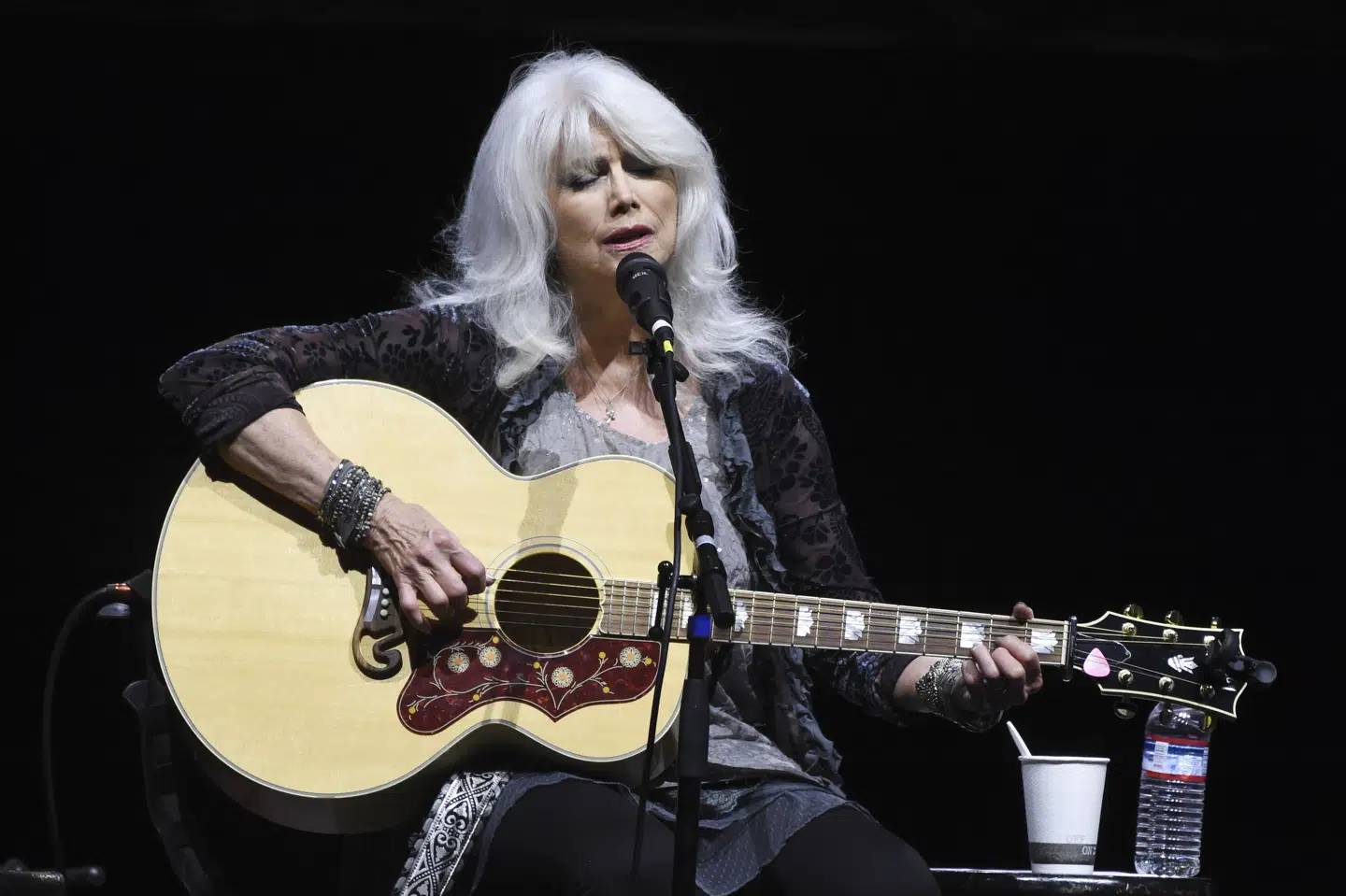 Countrysangeren Emmylou Harris på scenen til en koncert i den amerikanske by Los Angeles i 2019. Til sommer kommer hun til Tønder. (Arkivfoto).