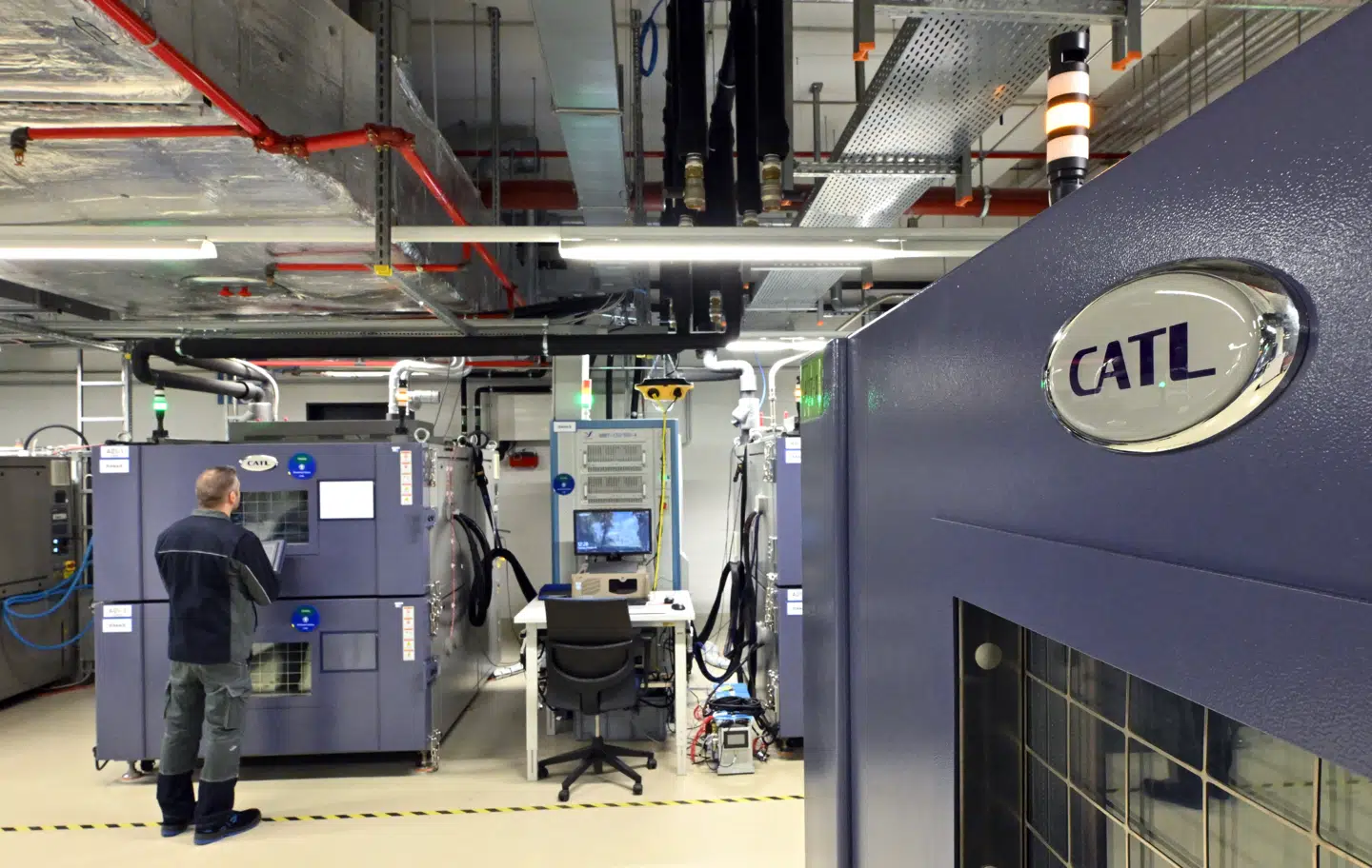 Den kinesiske batterigigant CATL er i særligt fokus. Selskabet producerer allerede batterier til elbiler her i Arnstadt i Thüringen i Tyskland og er i færd med at bygge nye fabrikker i Ungarn og Spanien.