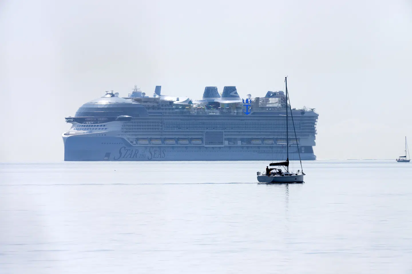 I juli sejlede krydstogtskibet, der går under navnet "Star of the Seas", gennem Storebælt. Skibet lagde dog ikke til kaj ved en dansk havn. Det er der til gengæld 73 krydstogtskibe, der ventes at gøre næste år ved Aarhus Havn, hvilket er rekord for havnen i det østjyske. (Arkivfoto).