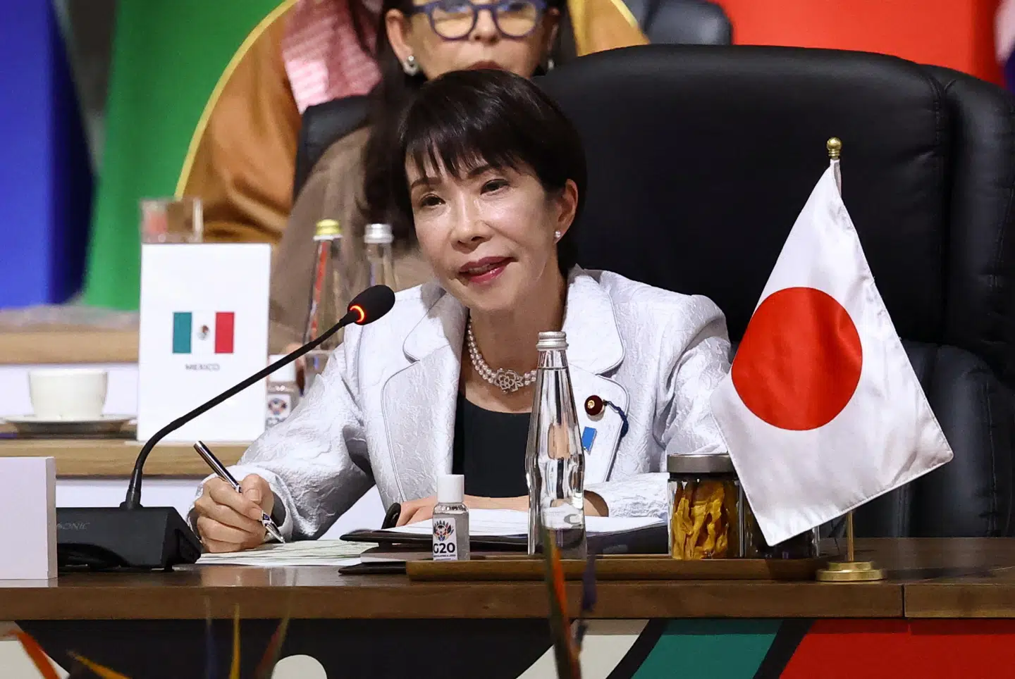 Japans premierminister, Sanae Takaichi, har netop deltaget i sit første G20-topmøde. Derhjemme har hun genoplivet det finanspolitiske eksperiment med at pumpe penge ud i økonomien.
