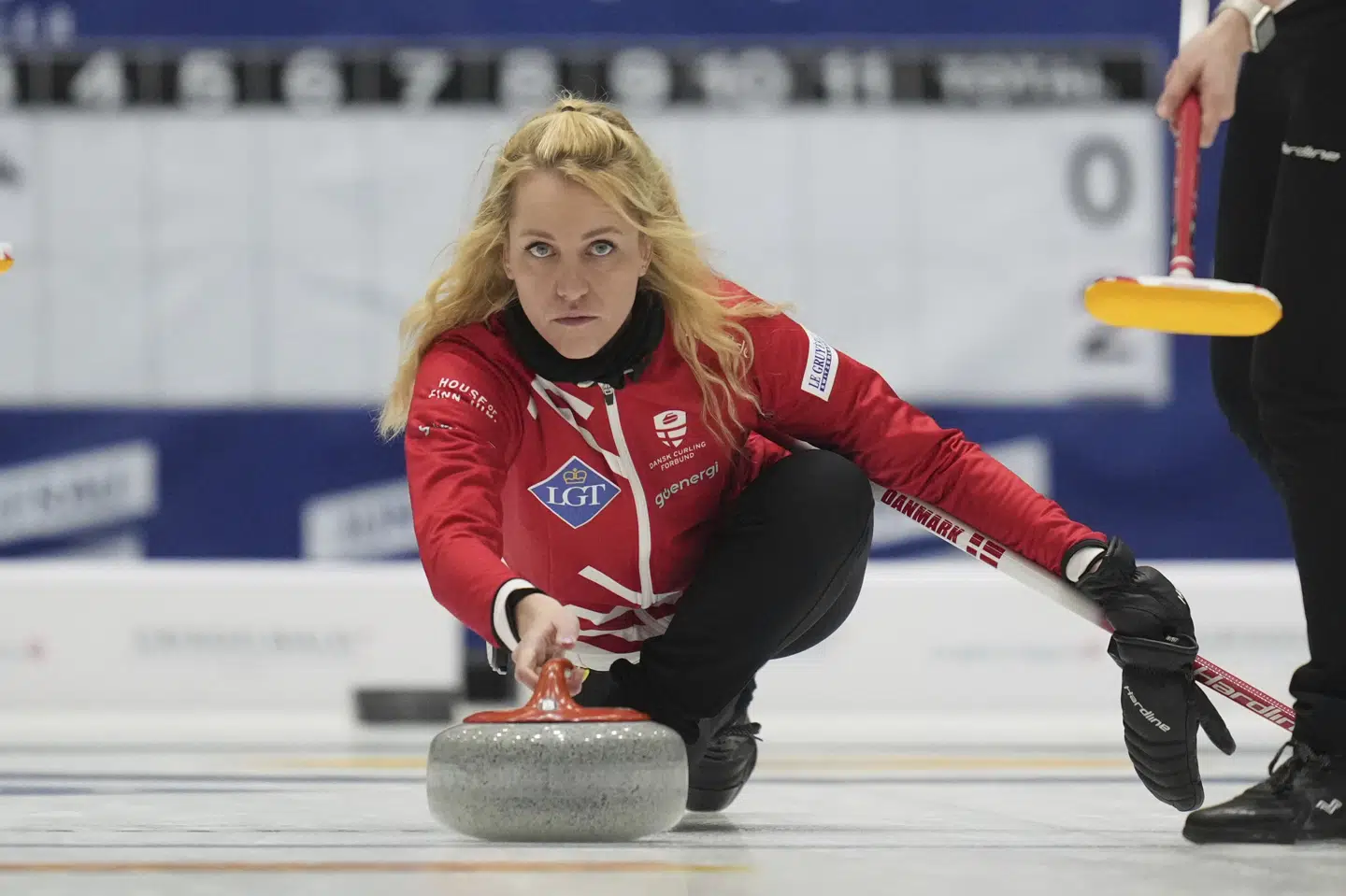 Skipper Madeleine Dupont fik holdet på ret kurs ved EM efter søndagens nederlag til Skotland. Mandag morgen blev Schweiz dukket. (Arkivfoto).