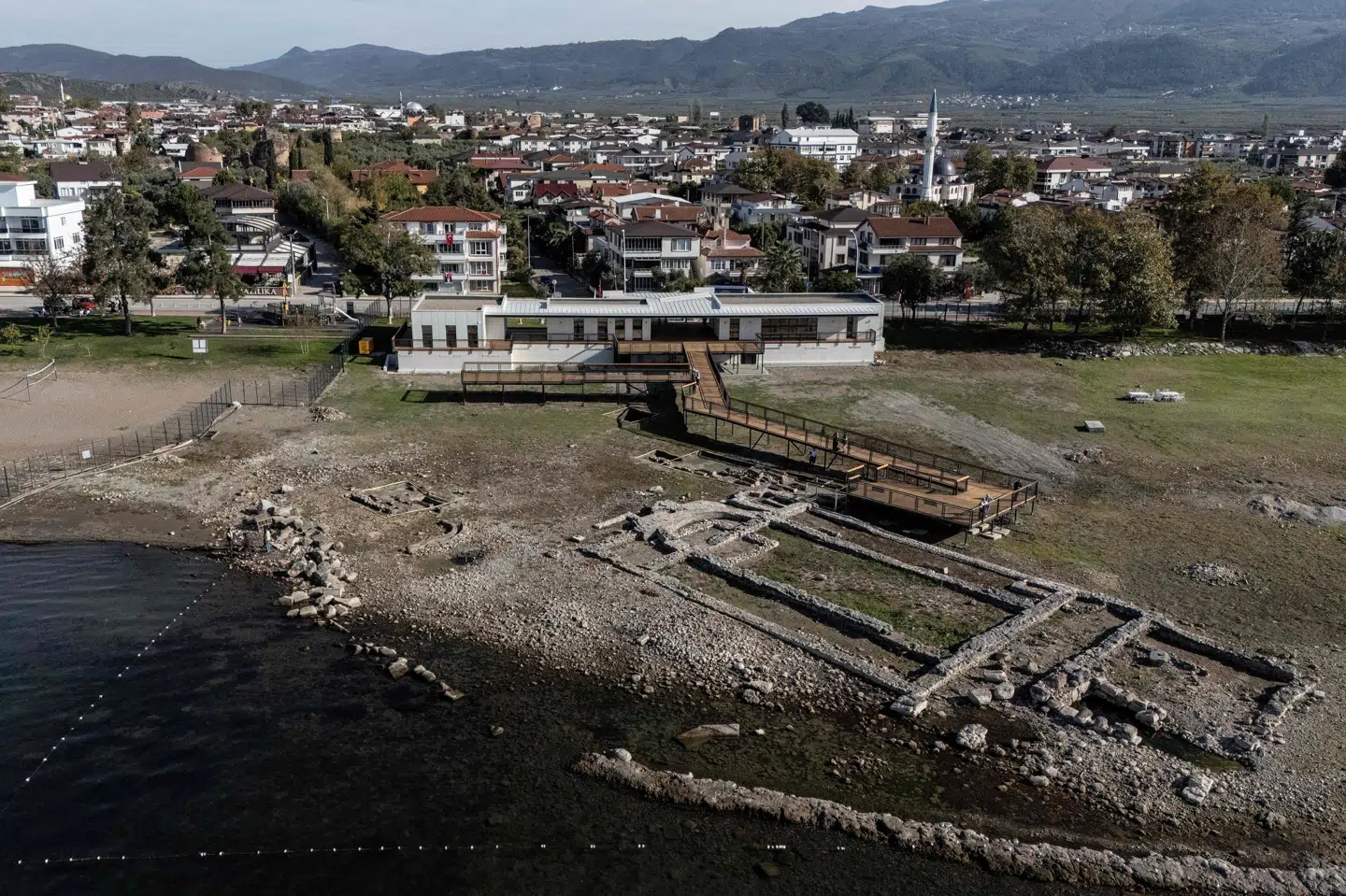 Kirke er gradvist kommet til syne efter først at være helt dækket af vand. Senere på ugen kommer paven på besøg. (Arkivfoto).