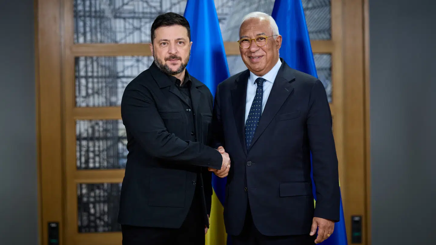 EU's præsident, António Costa (th.), har talt med Ukraines præsident, Volodymyr Zelenskyj, forud for mandagens møde mellem EU-landenes ledere om USA fredsplan.