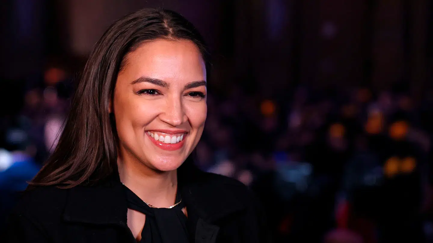 Alexandria Ocasio-Cortez sidder i dag i Repræsentanternes Hus i Kongressen.