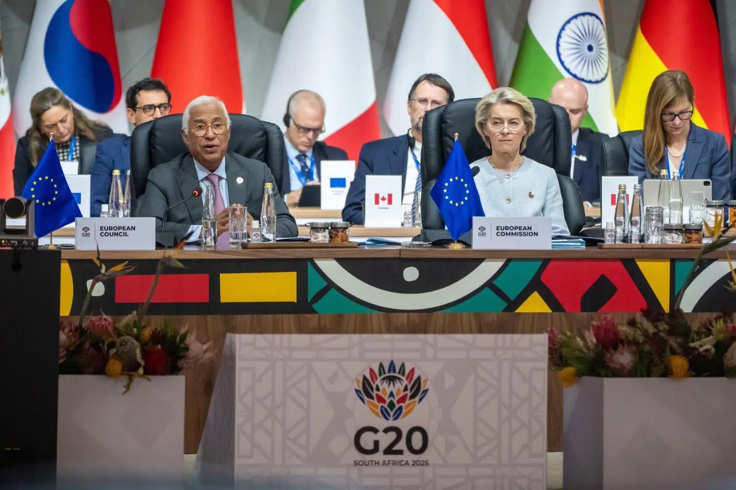 EU's præsident, António Costa (til venstre), og EU-Kommissionens formand, Ursula von der Leyen, er i disse dage i Afrika, hvor de søndag deltog i G20-mødet i Sydafrikas hovedstad Johannesburg og mandag er til møde med Den Afrikanske Union i Angolas hovedstad, Luanda.