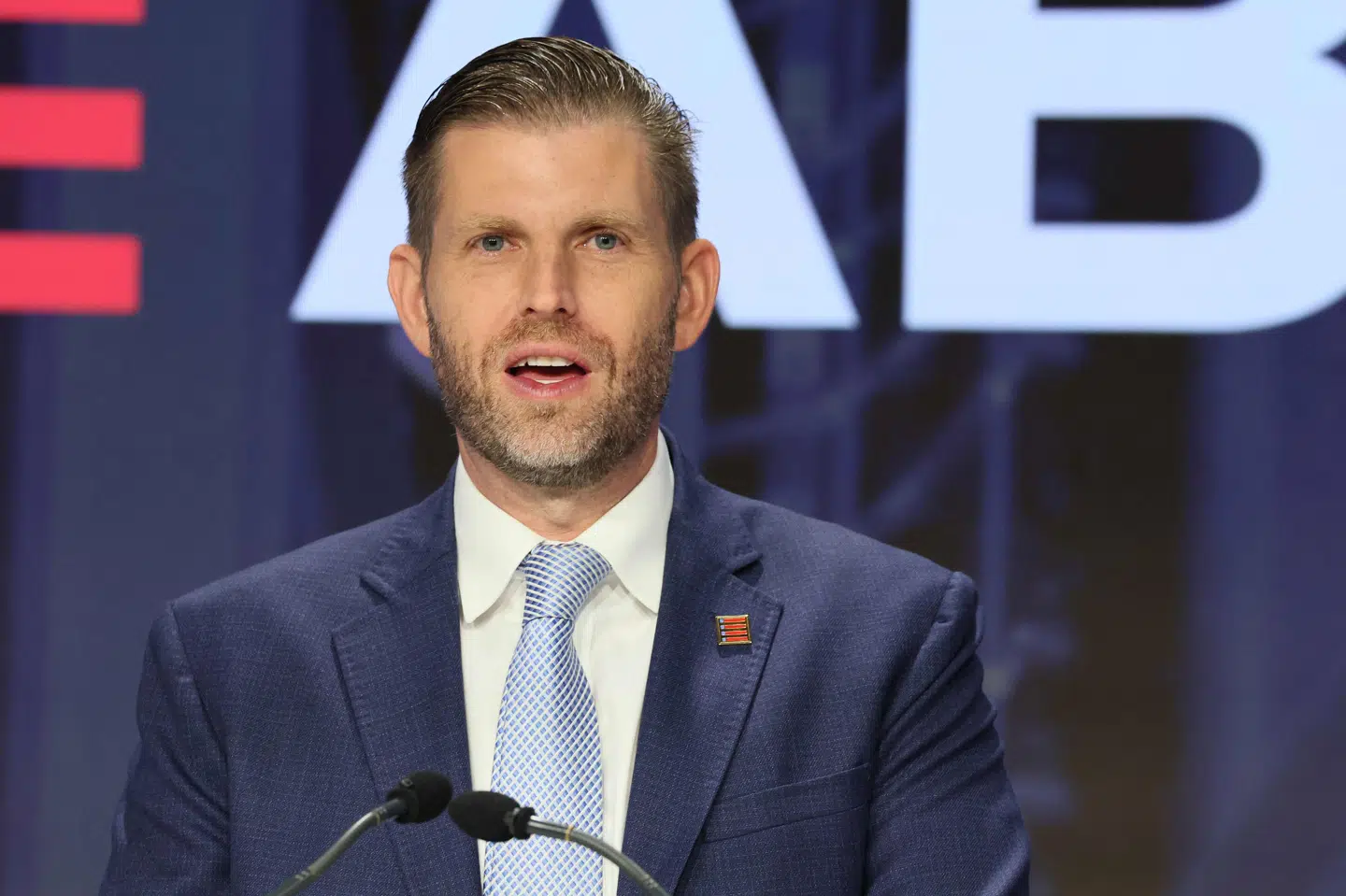 Præsidentsønnen og kryptofortaleren Eric Trump ringer med Nasdaq-børsens klokke ved noteringen af selskabet American Bitcoin, som han er medgrundlægger af og har en ledende rolle i. (Arkivfoto).
