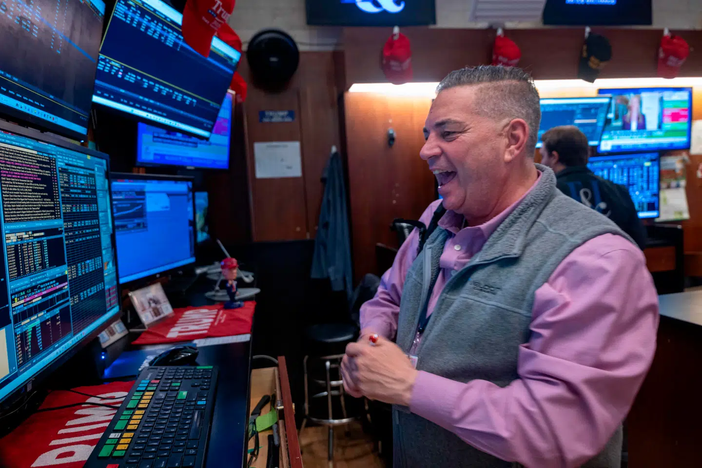 Det er langtfra prangende afkast, det danske eliteindeks – C25 – har leveret det seneste år. Alligevel holder danskerne fast i optimismen på vegne af de hjemlige aktier. Tre strateger deler deres vurdering af, om det er klogt – eller en håbløs forelskelse.