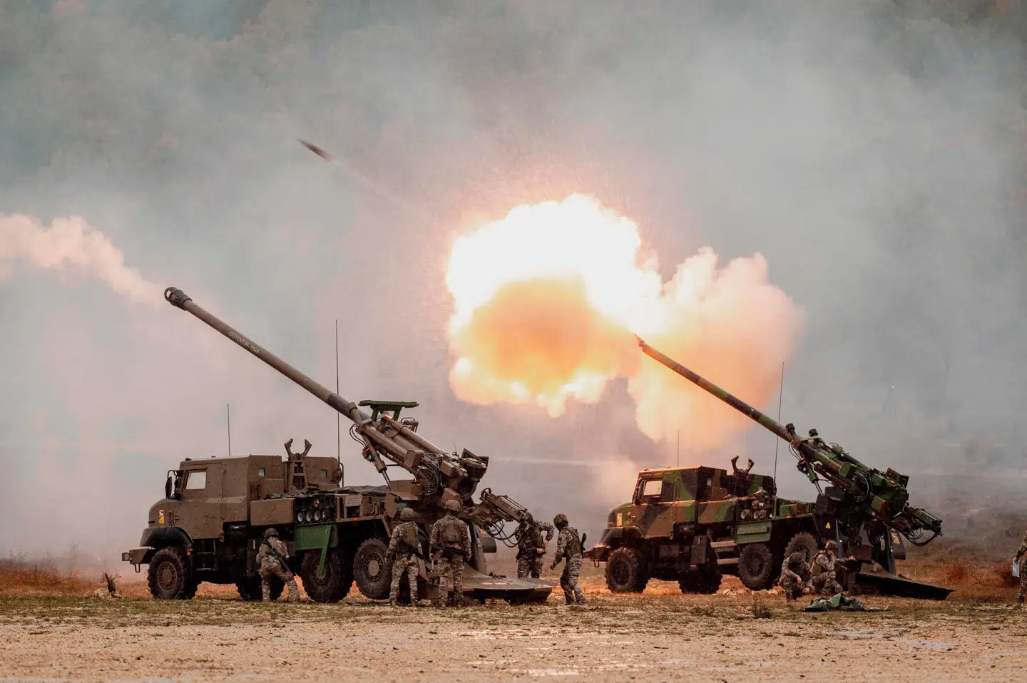 Her ses det franske militær skyde granater afsted.