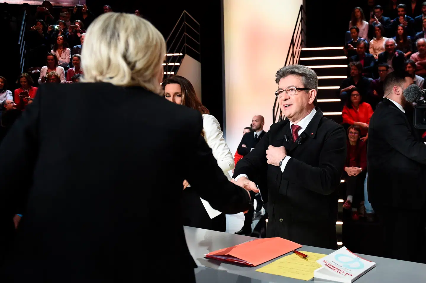 Marine Le Pen (med ryggen til) og Jean-Luc Mélenchon hilser pænt på hinanden under en af deres mange valgdebatter gennem de seneste år. Nu ligner de for første gang begge favoritter i kampen om Élysée-palæet.