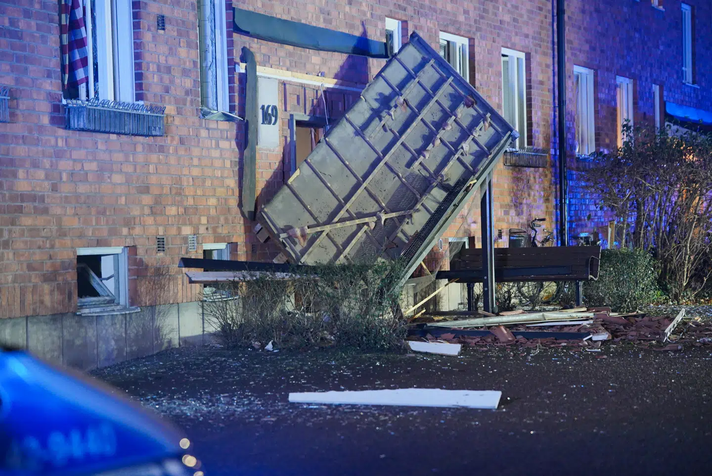 En af søndagens eksplosioner i Norrköping ødelagde blandt andet en port i en lejlighedsbygning.