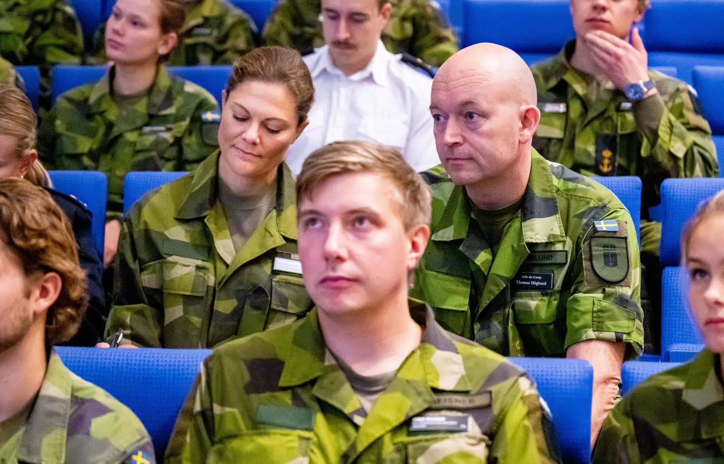 Försvarshögskolan i Stockholm har på lige fod med Forsvarsakademiet i København ansvaret for at uddanne officerer til det svenske forsvar. Sveriges kronprinsesse Victoria startede i 2024 på officersuddannelsen på Försvarshögskolan.