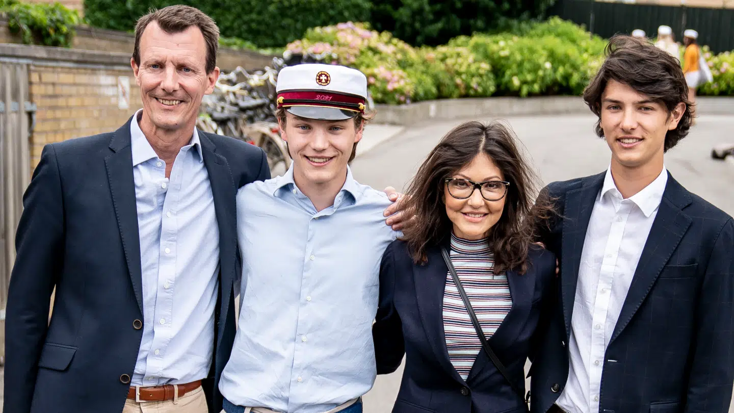 Prins Felix sammen med prins Joachim, grevinde Alexandra og prins Nikolai efter at han er blevet student fra Gammel Hellerup Gymnasium i 2021.