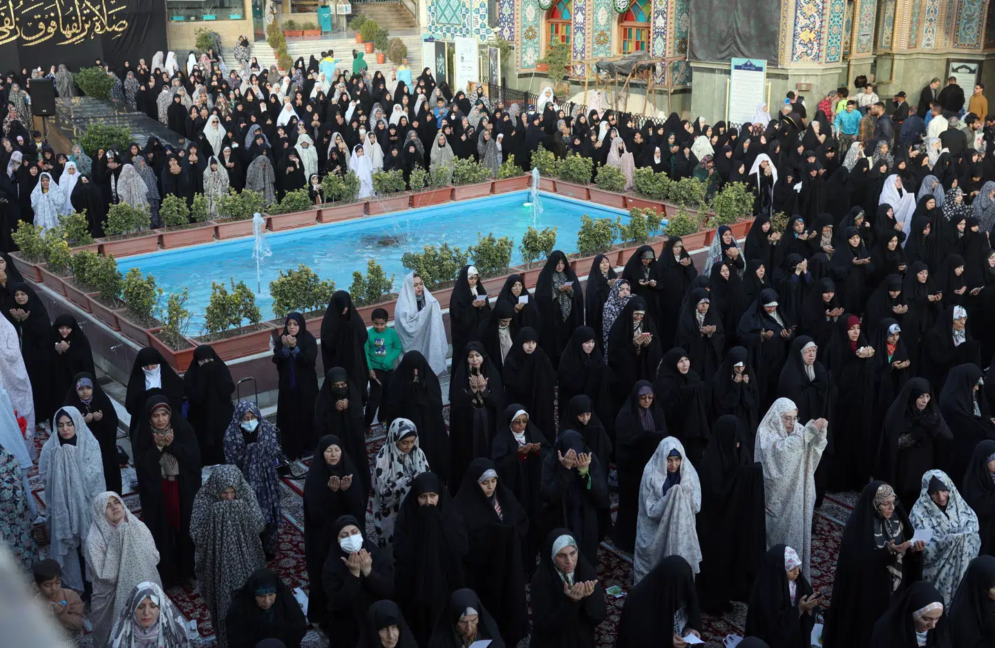 Iranske kvinder beder om regn i en helligdom i den nordlige del af landet. Foreløbig har bønnerne været forgæves.