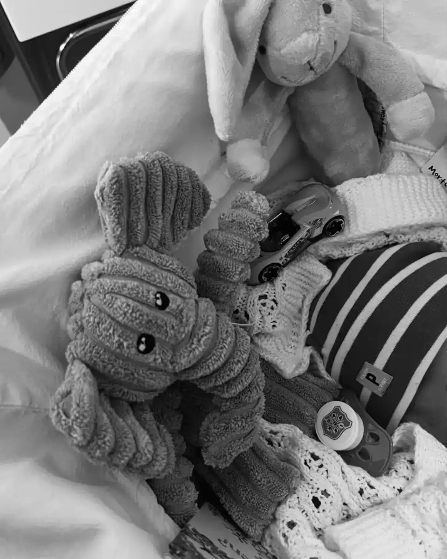 Hver aften puttede Emilia og Anton deres søn.