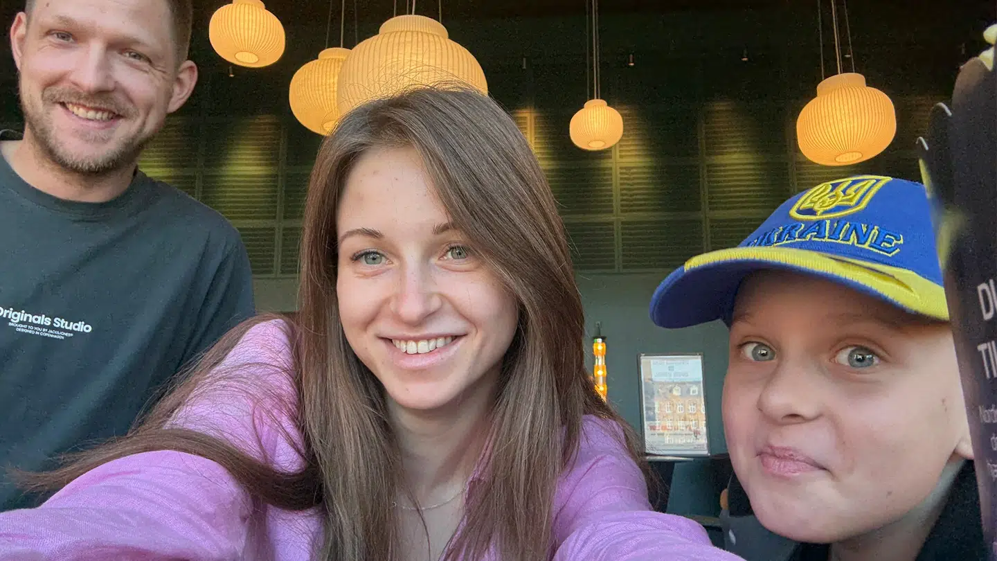 Ilona, hendes kæreste og søn. Ilonas kæreste hjælper også spiller en stor rolle i, at han får hjælp.