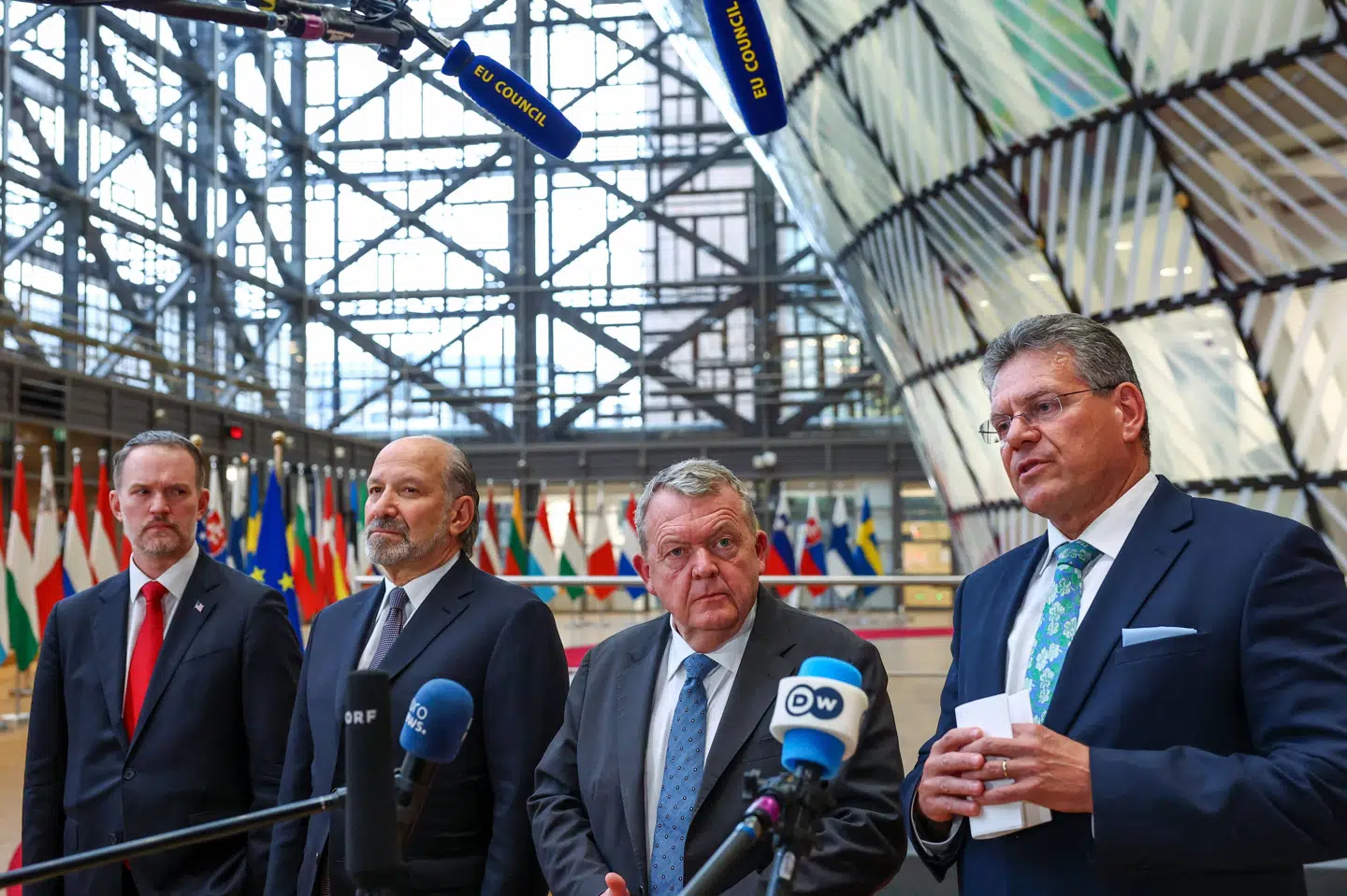 USA's handelsminister, Howard Lutnick - nummer to fra venstre - holdt mandag fælles pressemøde med udenrigsminister Lars Løkke Rasmussen (M) og EU-kommissær for handel Maros Sefcovic - til højre i billedet - efter mandagens møde i Bruxelles.