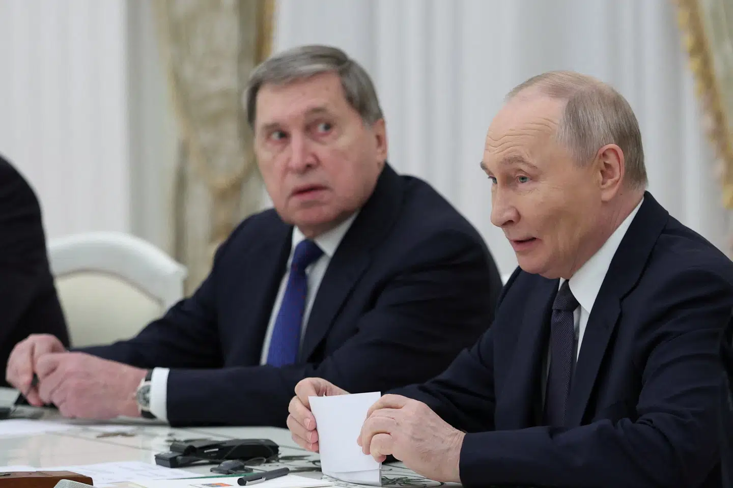 Jurij Usjakov vejleder Ruslands præsident, Vladimir Putin, i udenrigspolitiske spørgsmål - som her ved et møde tidligere i november i Kreml. Mandag har Usjakov orienteret pressen om den russiske regerings standpunkt i forhold til forhandlingerne om fred i Ukraine. (Arkivfoto).