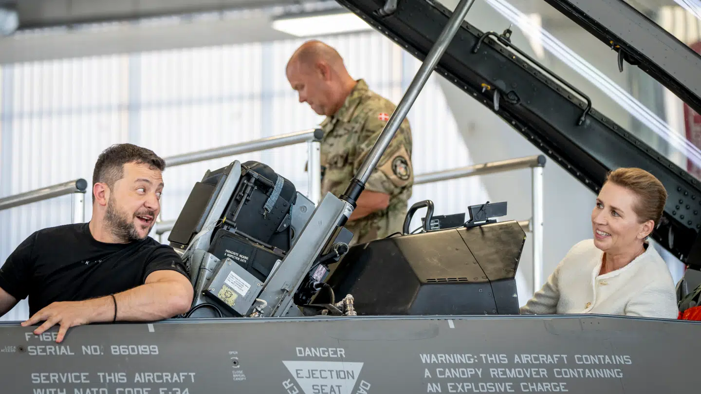 Ukraines præsident Volodymyr Zelenskiy og statsminister Mette Frederiksen i et på F-16-kampfly på Skrydstrup Airbase i Vojens i august 2023.