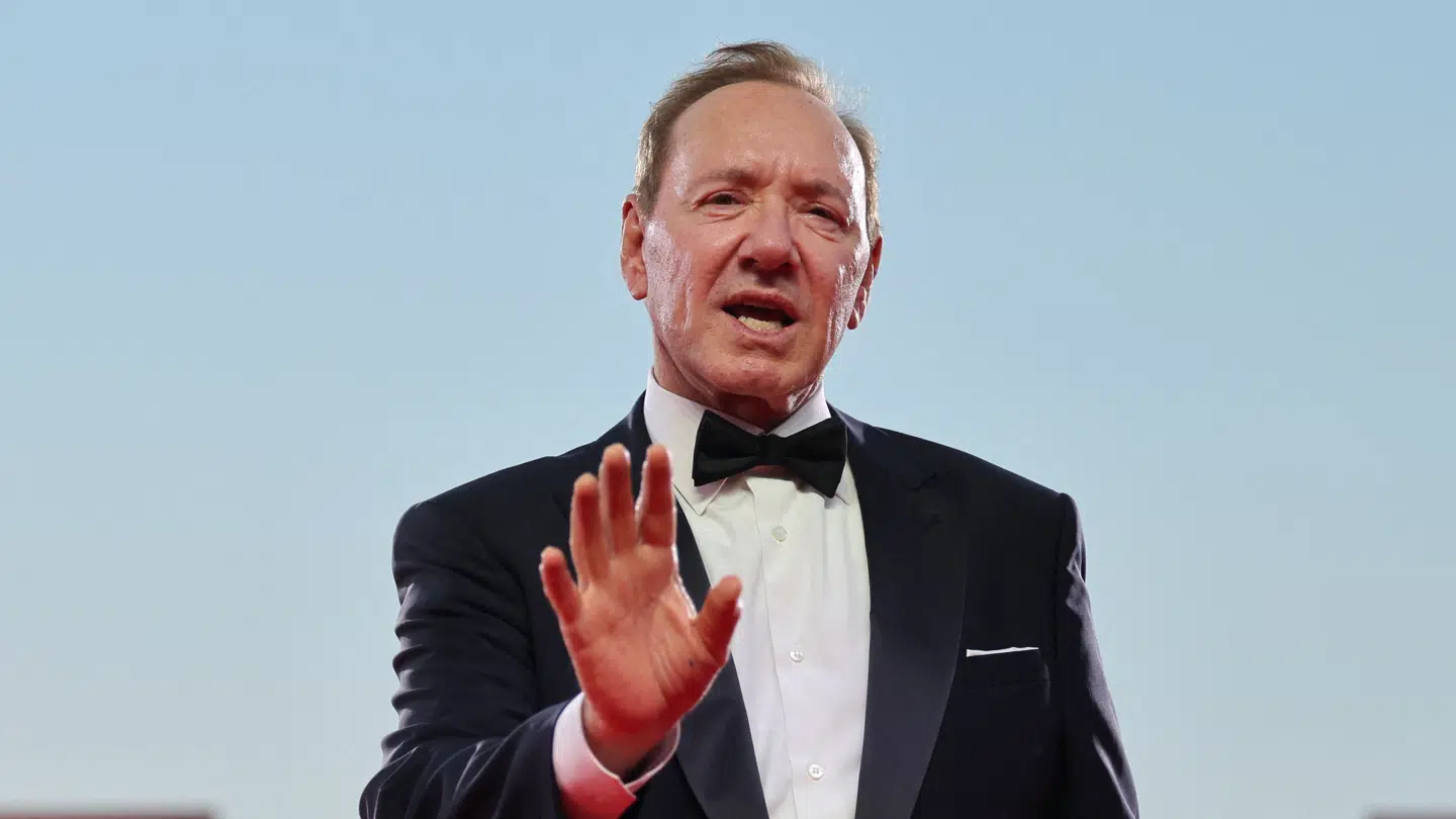 Skuespiller Kevin Spacey er ikke hjemløs, fortæller han i ny video.