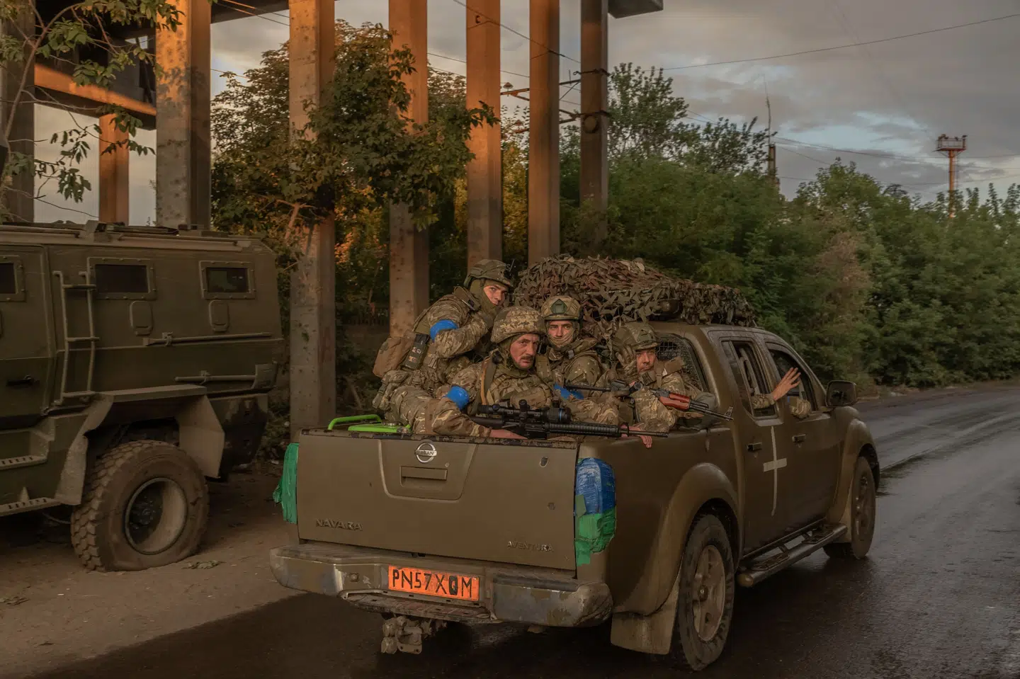 Ukrainske soldater kører gennem et område i Donetsk, som er en del af Donbas. Ifølge USA's udkast til en fredsplan, som blev lækket i sidste uge, skulle Ukraine afgive Donbas til Rusland. Siden er udkastet ifølge Ukraines viceudenrigsminister blevet revideret. (Arkivfoto).