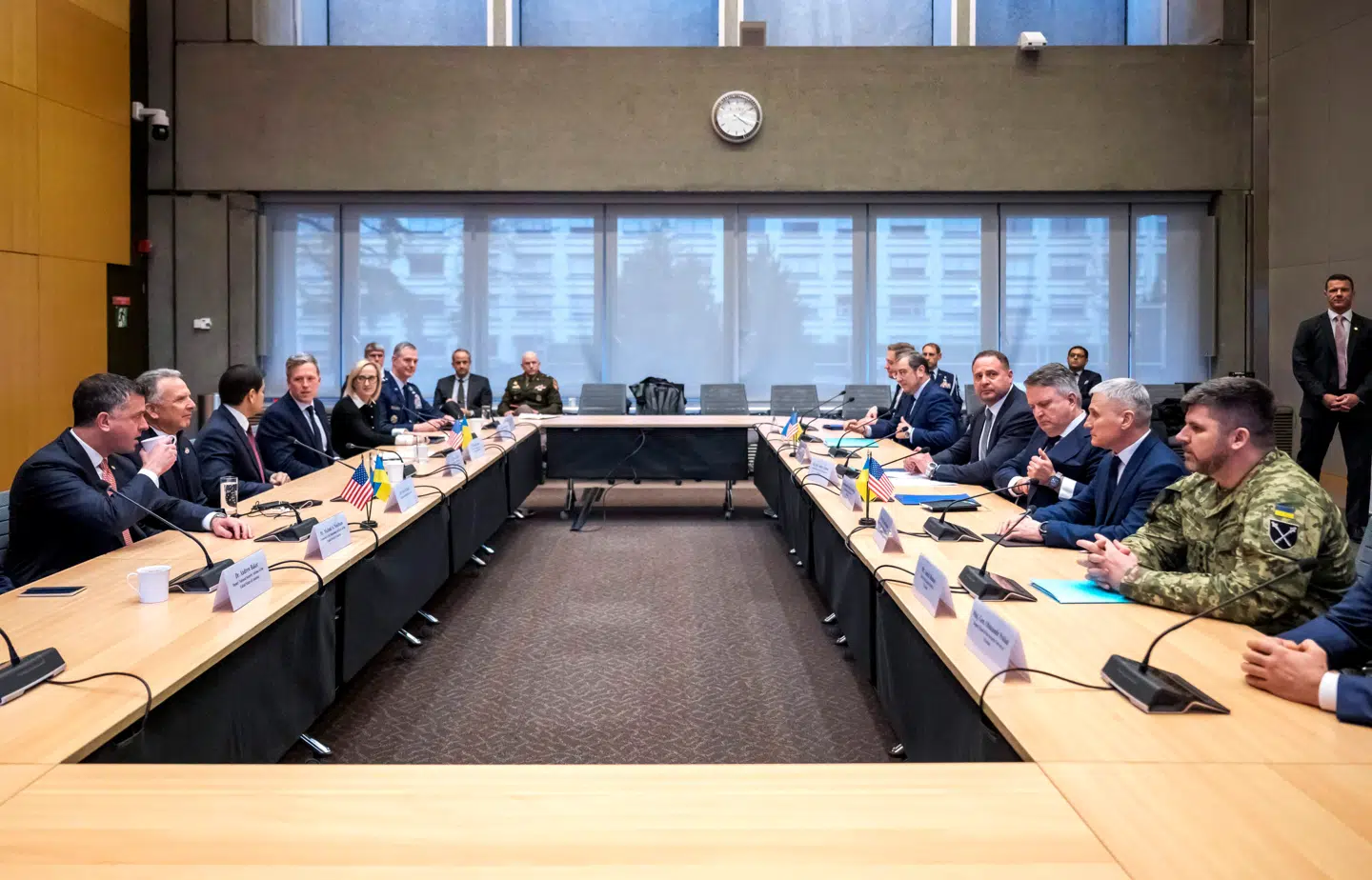 De ukrainske og amerikanske delegationer vil tage det seneste udkast med tilbage til henholdsvis Washington og Kyiv for at orientere Donald Trump og Volodymyr Zelenskyj, skriver Financial Times.