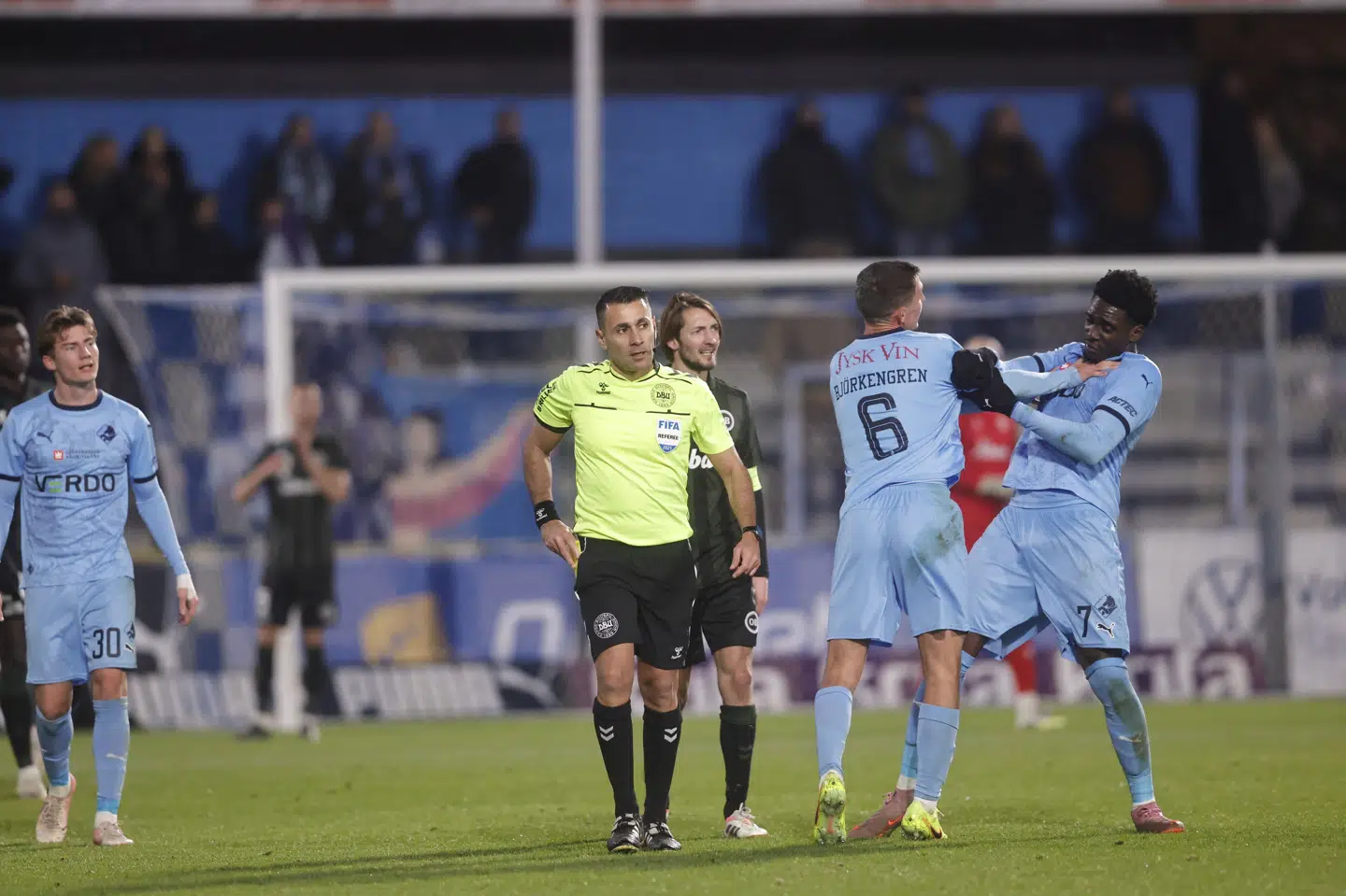 Randers-angriber Mohamed Toure (til højre) måtte holdes tilbage af holdkammerater for ikke at brokke sig til sit andet gule kort i anden halvleg mod OB.