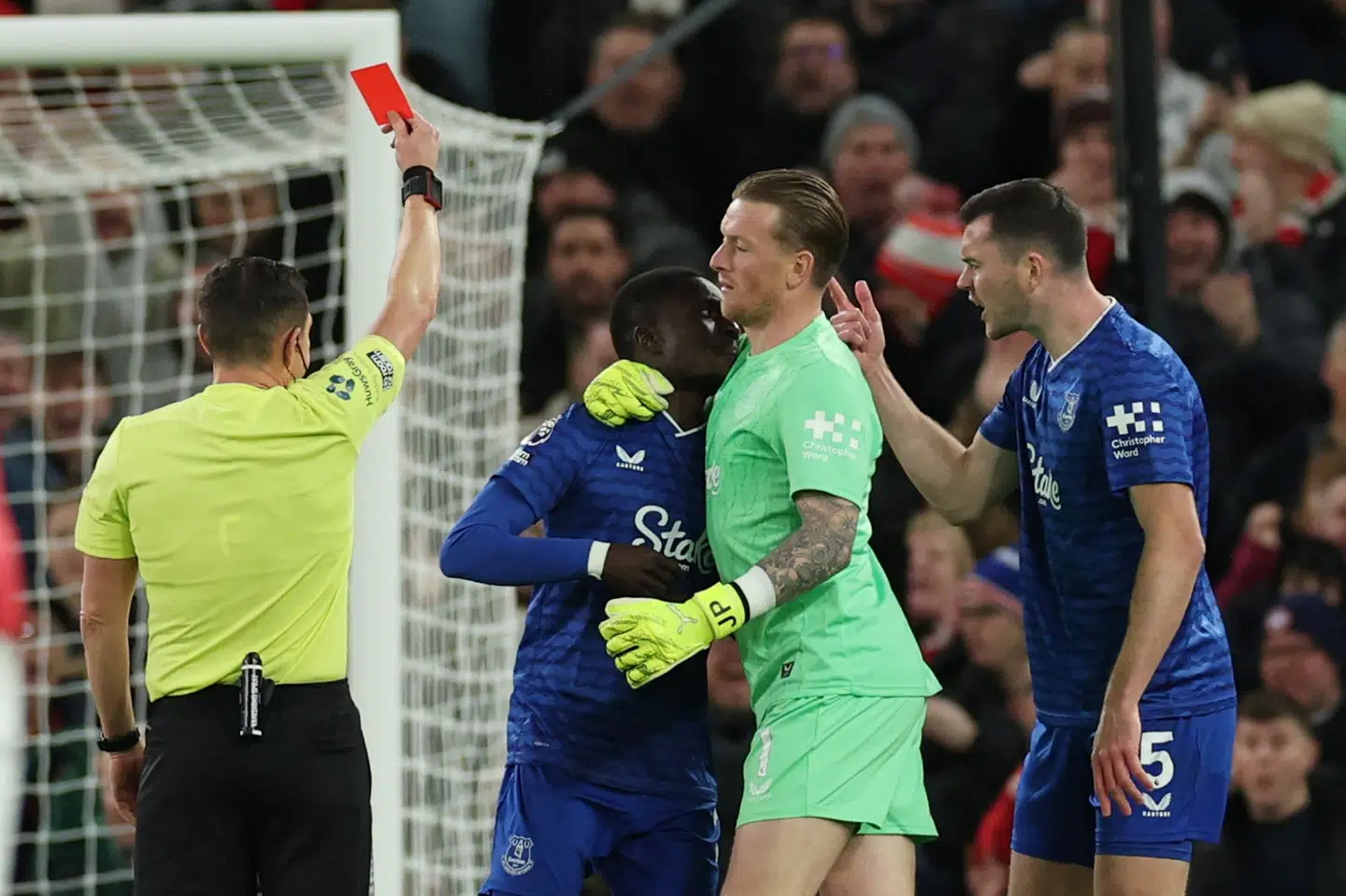 Evertons Idrisse Gueye blev holdt tilbage af holdets målmand, Jordan Pickford, i mandagens opgør mod Manchester United på Old Trafford. Gueye fik rødt kort, fordi han havde givet holdkammeraten Michael Keane (t.h.) en lussing.