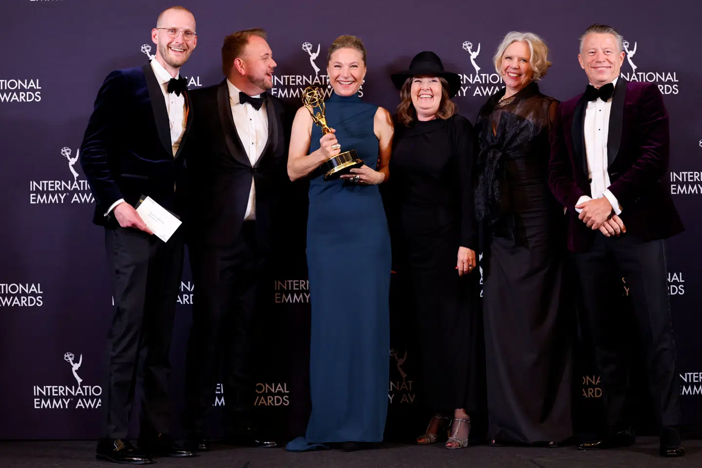 Produktionschef Mette Louise Grønbjerg modtog sammen med holdet bag "Shaolin" natten til tirsdag en Emmy-statuette for det danske reality-adventureformatet.