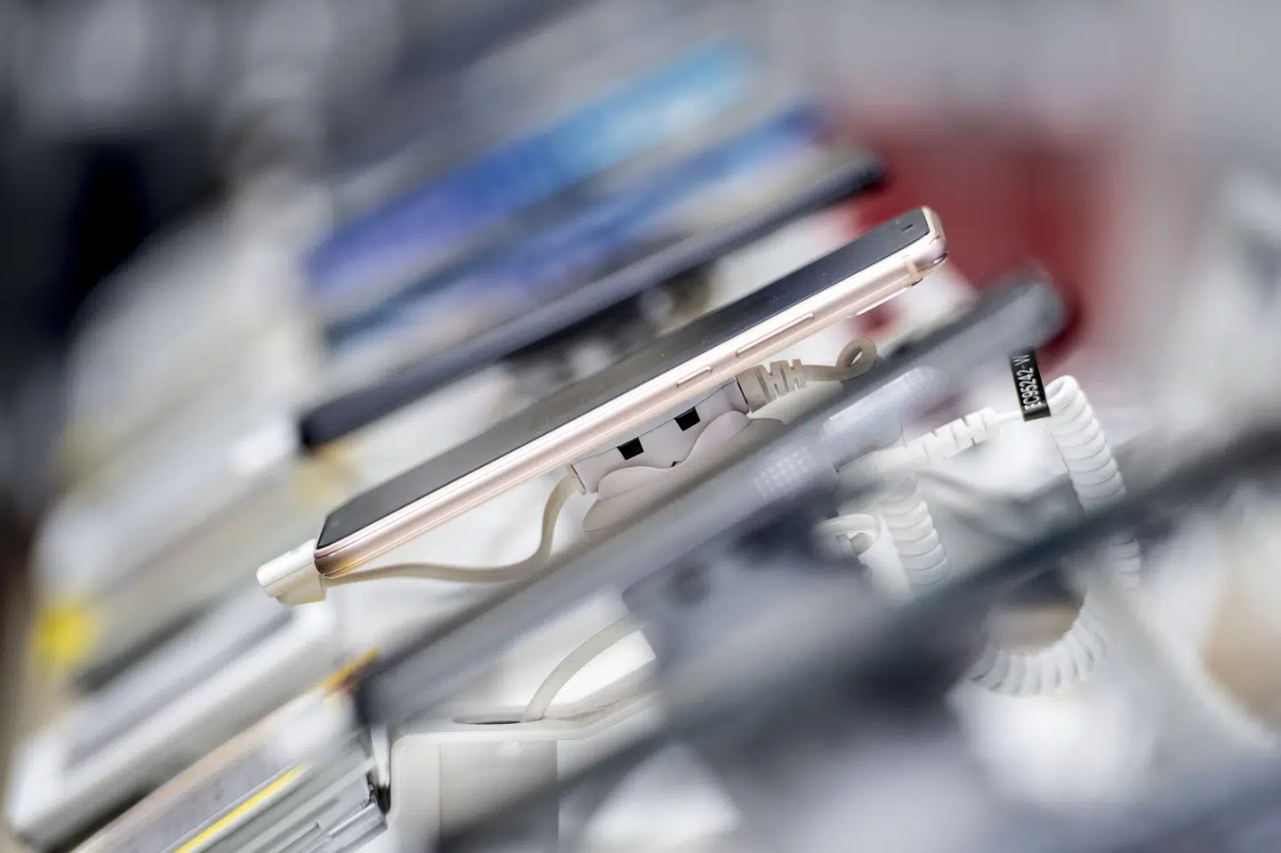 En 32-årig mand er tiltalt ved Retten i Odense for hæleri af professionel karakter. Han blev blandt andet snuppet med 14 smartphones i kufferten på vej til den franske hovedstad, Paris. (Arkivfoto).