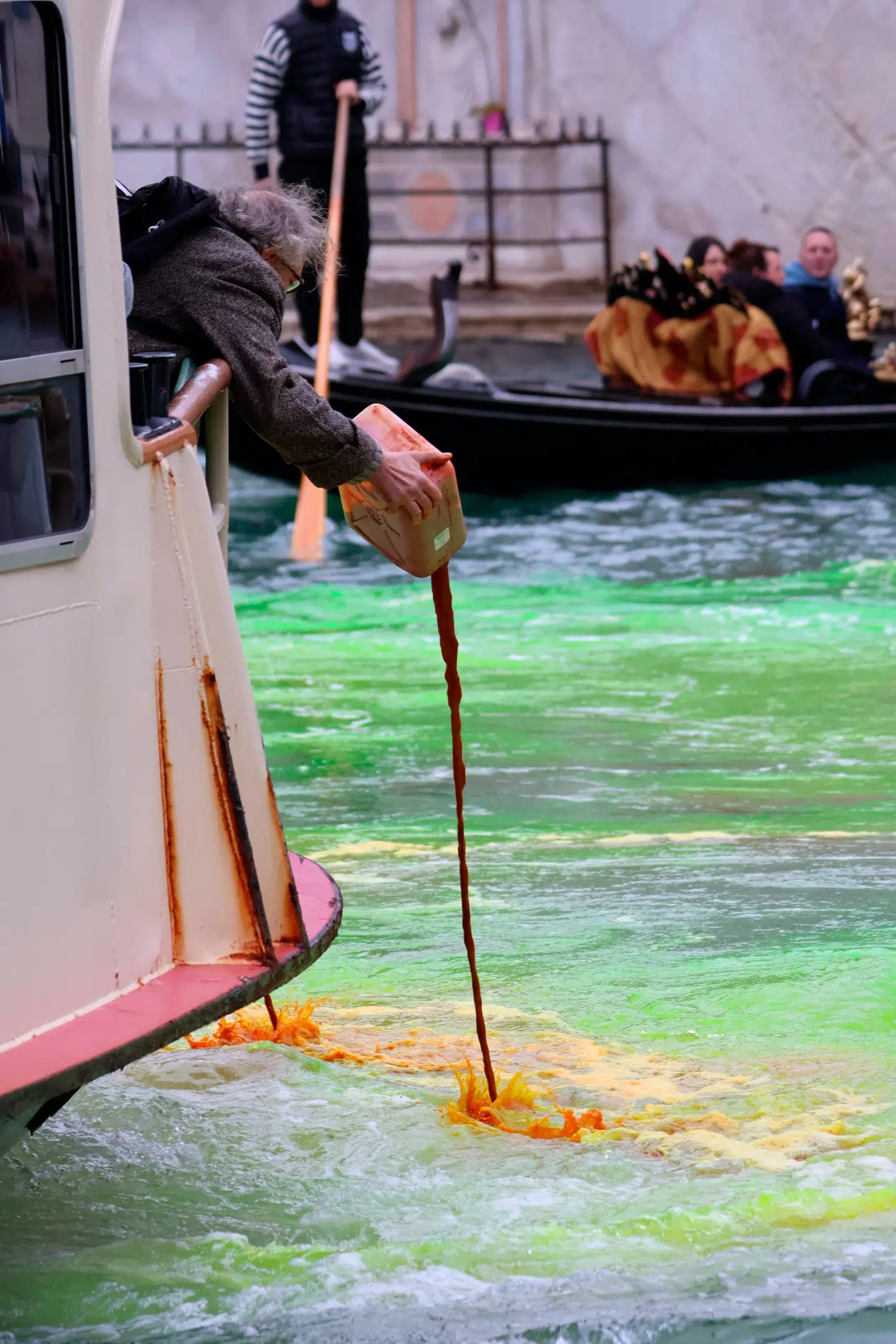 Her hældes maling i Canal Grande.