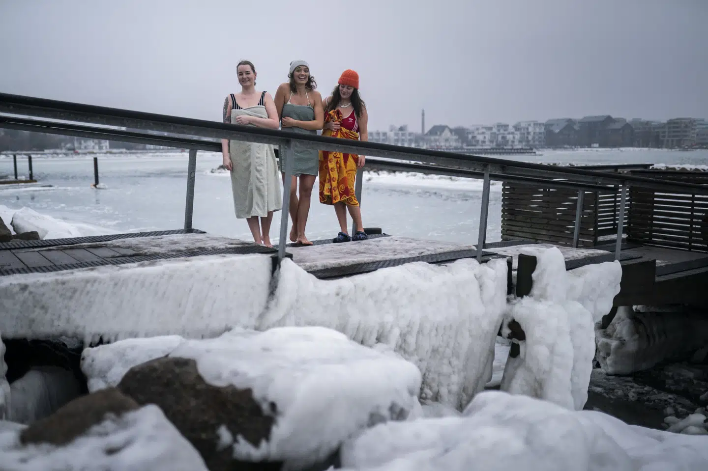 Tre vinterbadere er her fotograferet ved Svanemøllen i København. I fremtiden kan de få nemmere ved at etablere en sauna i deres lokale vinterbaderforening. (Arkivfoto).